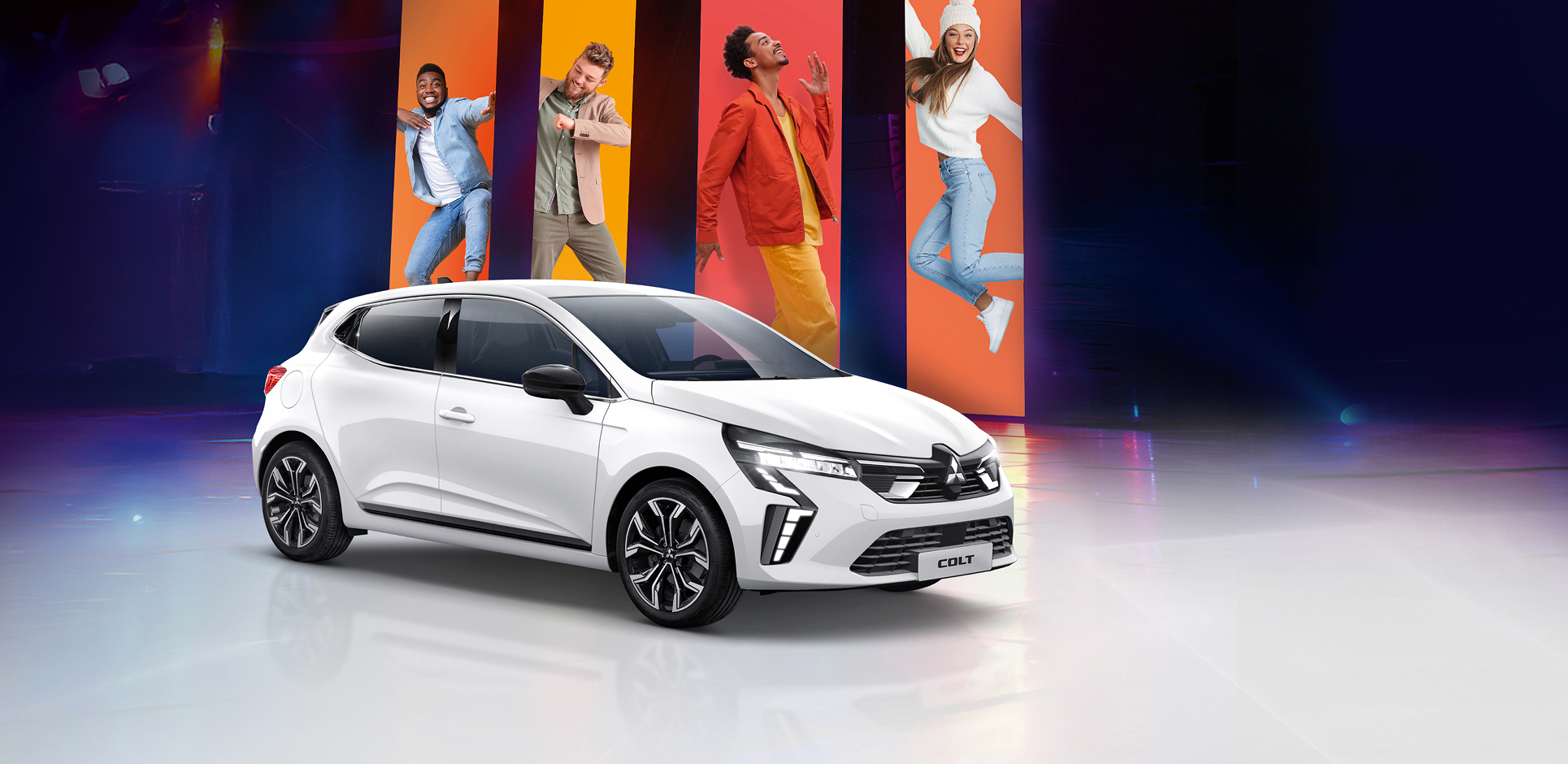 Mitsubishi COLT Edition Eine Bühne mit dem COLT Edition und Bannern im Hintergrund auf denen lachende Menschen zu sehen sind