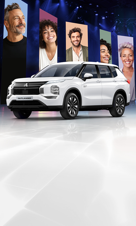 Der Outlander BASIS. Das günstige Einstiegsmodell Eine Bühne mit dem Outlander BASIS und Bannern im Hintergrund auf denen lachende Menschen zu sehen sind