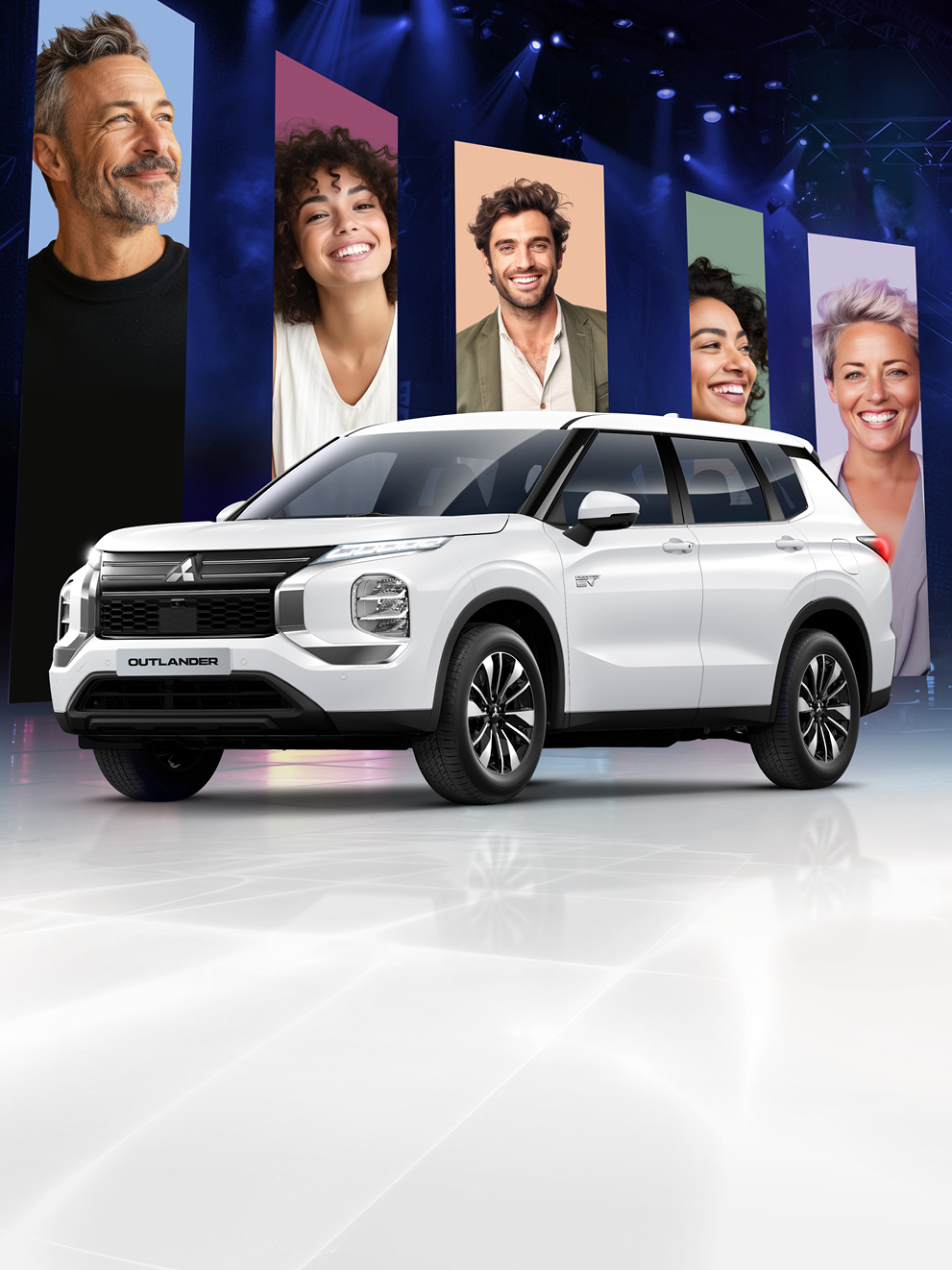 Der Outlander BASIS. Das günstige Einstiegsmodell Eine Bühne mit dem Outlander BASIS und Bannern im Hintergrund auf denen lachende Menschen zu sehen sind